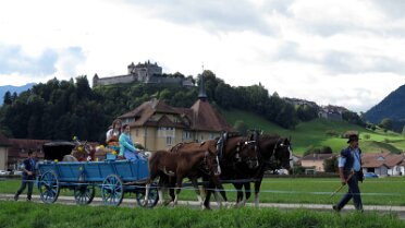 001 Char avec son chaudron passant devant le château de Gruyères