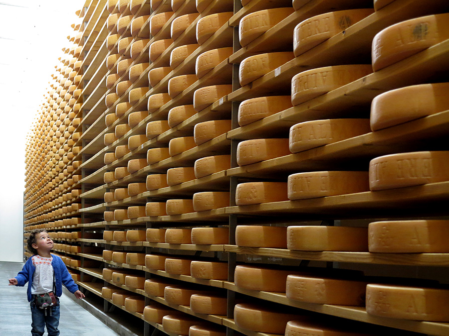petite fille mur de gruyère